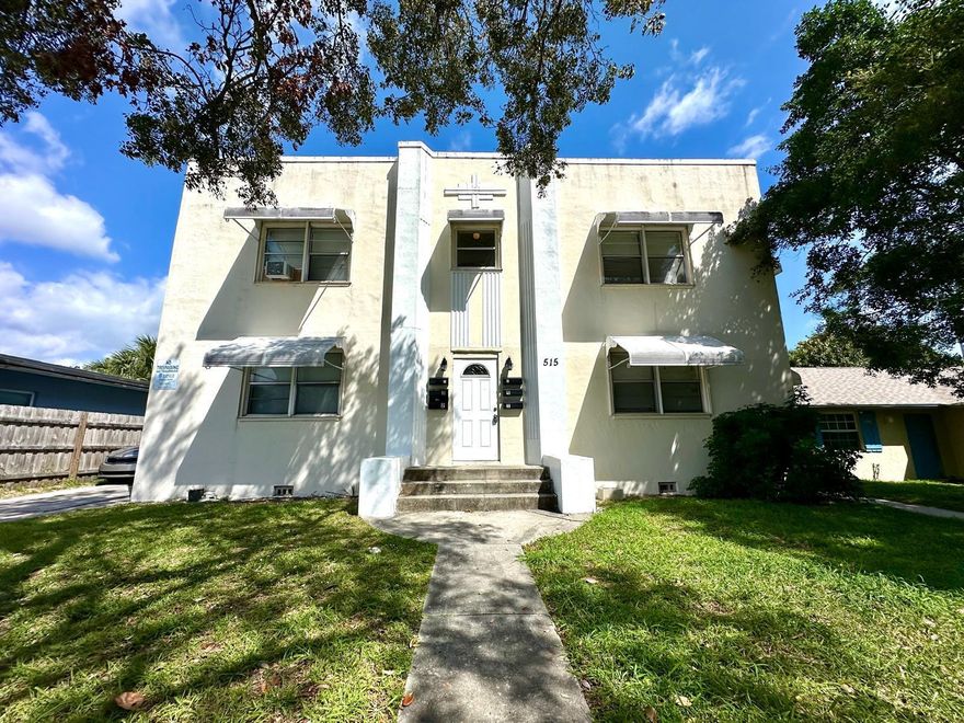 Spacious and comfy 1 bedroom 1 bathroom in heart of West Palm Beach. Featuring real harwood floors, spacious bedroom, water included. Located just 5 minutes from downtown West Palm Beach and beaches, shopping.