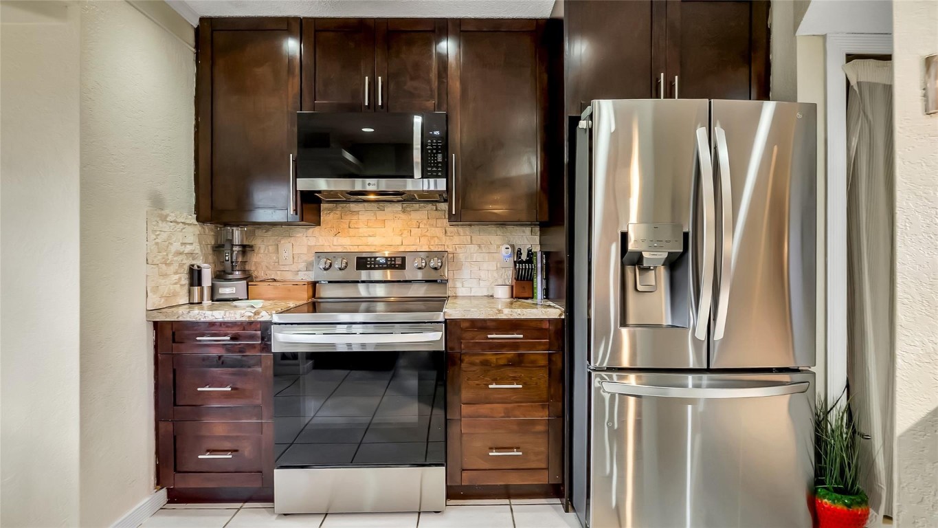 LAKEVIEW COURTS AT JACARA - Residential