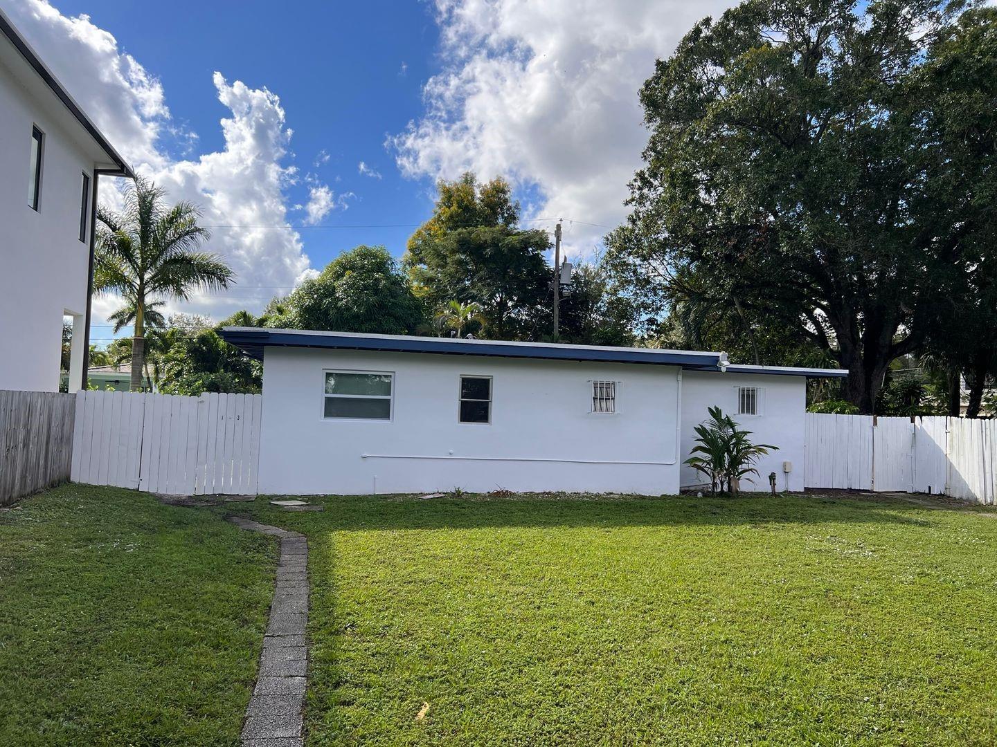 This charming studio apartment is located in Historic SailBoat Bend. Offers convenience to Downtown Fort Lauderdale, Las Olas Riverfront and highways. Features Terracotta floors, a huge walk in closet, full kitchen and an outside patio area.