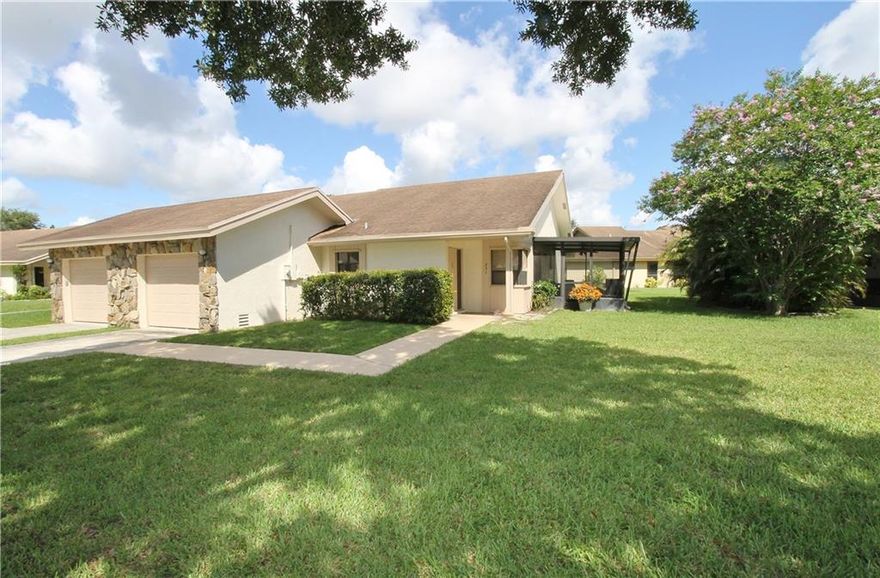 Sought after "Patios in the Park" 2/2 Villa W/Garage! This property has been well maintained by long time owners.  Great layout and open kitchen. This community and a pool and two tennis courts. Close to shopping and Restaurants. Low HOA's. Easy to show!