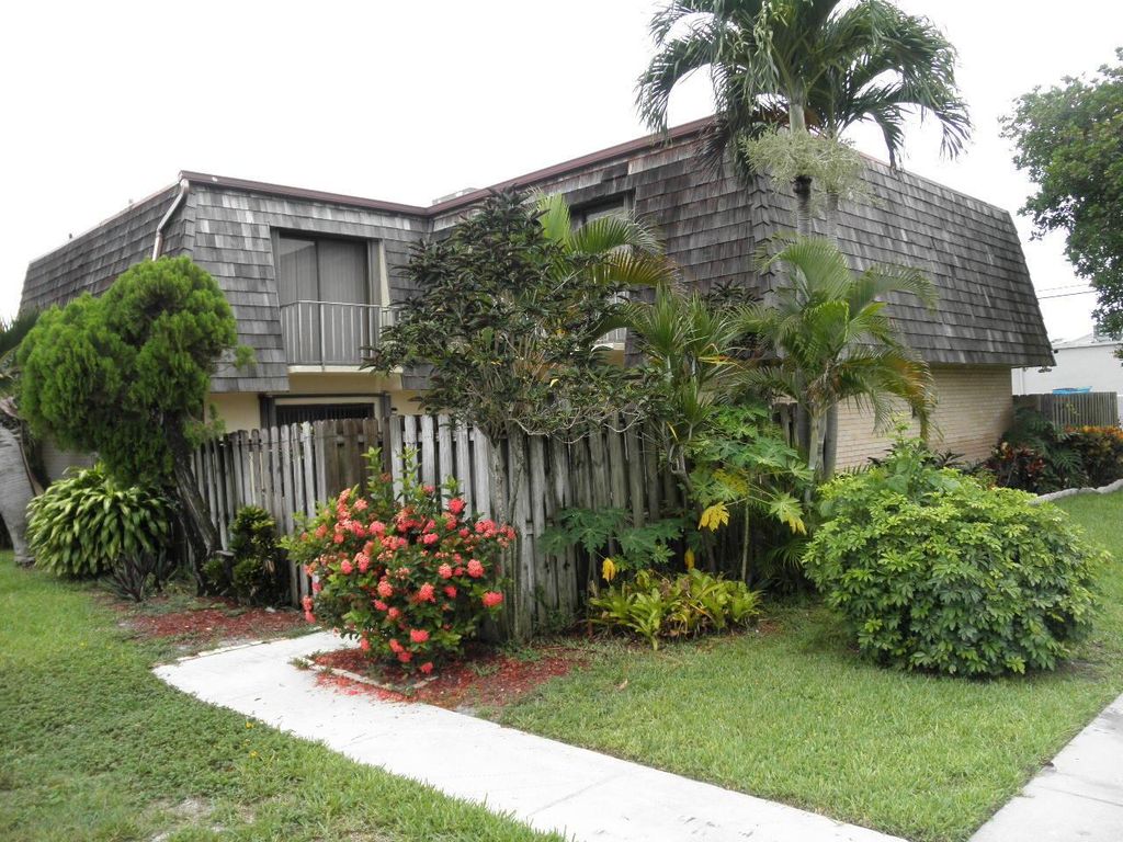 Photo of 27 Lake Arbor Drive, Palm Springs, FL 33461 (MLS # R10988313)