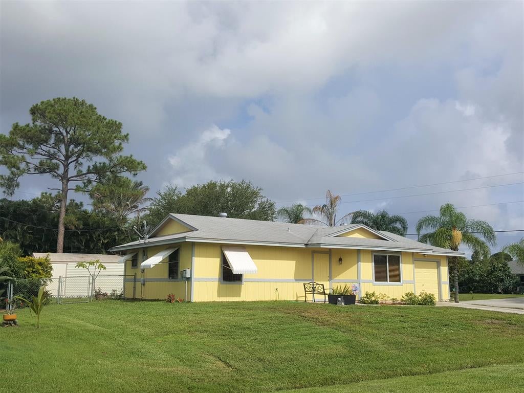 Photo of 1102 SW Ithaca Street, Port Saint Lucie, FL 34984 (MLS # R10728273)