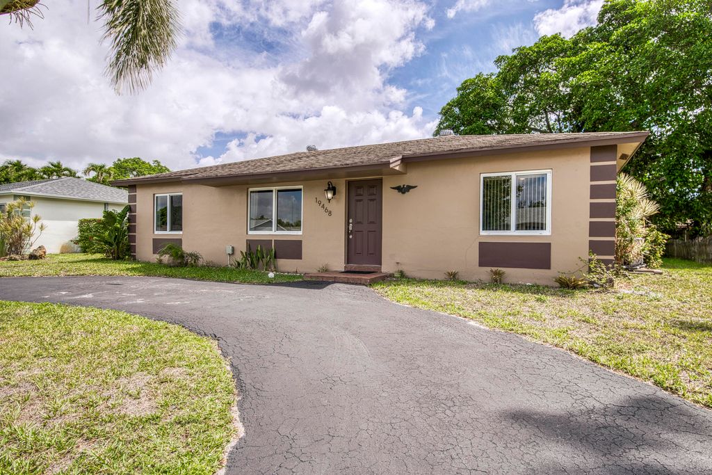 Photo of 19468 Delaware Circle, Boca Raton, FL 33434 (MLS # B26012265)