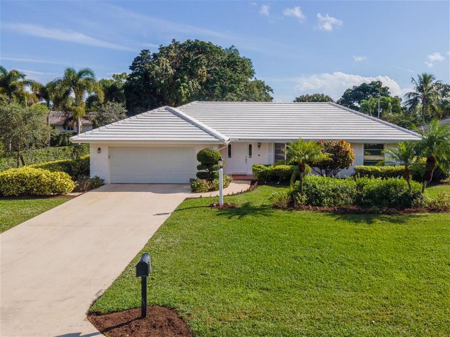 Charming 3BR/2BA pool home situated on a .30 acre lake front lot. This home features a split floor plan with open kitchen custom cabinets granite counter-tops and stainless steel appliances. Travertine floors though-out living, dining and family rooms. Spacious Master bedroom with walk-in closet. French doors out to screened enclosed covered patio and pool area perfect for outside dining and entertaining. All within a tropically landscaped setting.