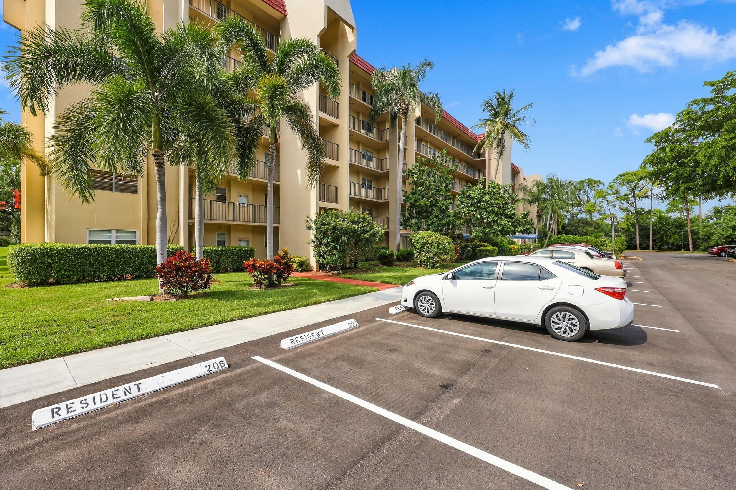 3810 Via Poinciana 202