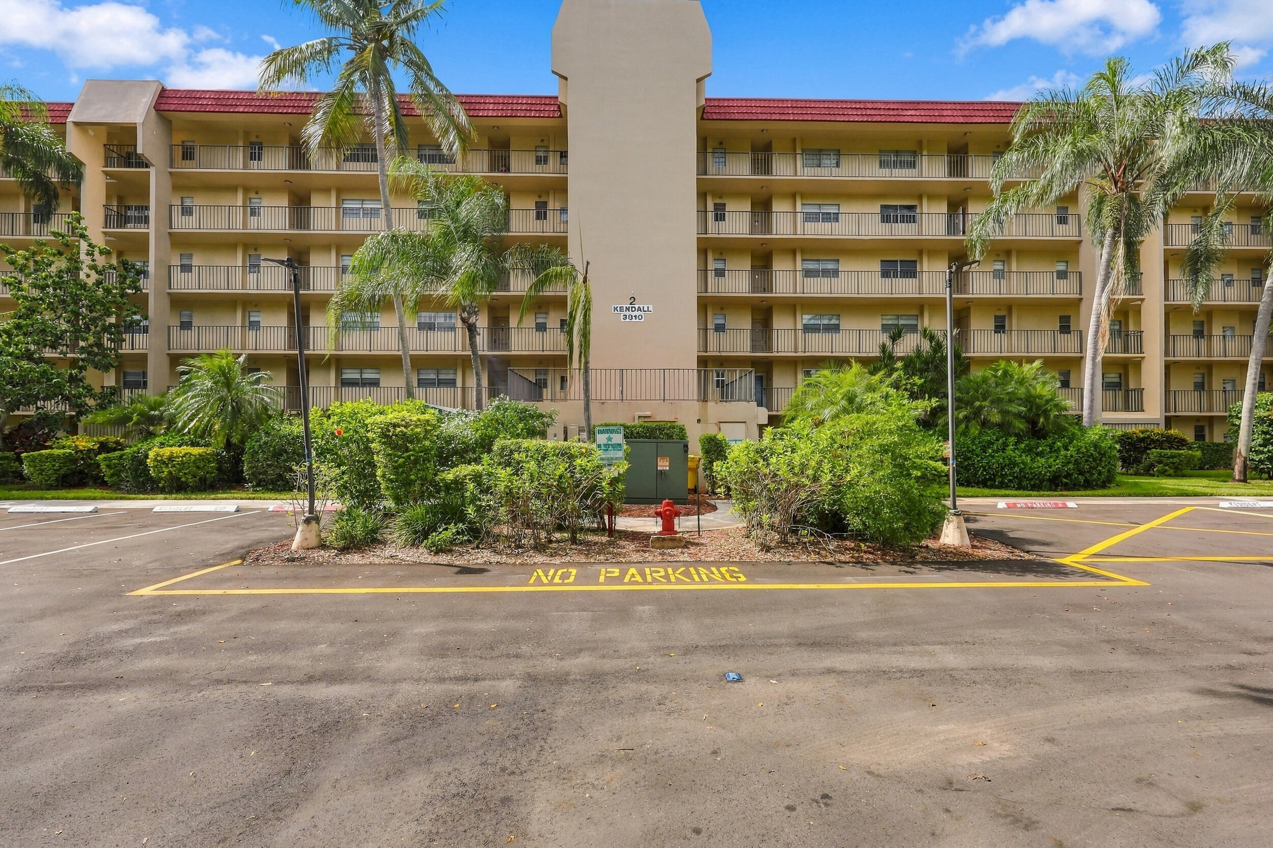 3810 Via Poinciana 202