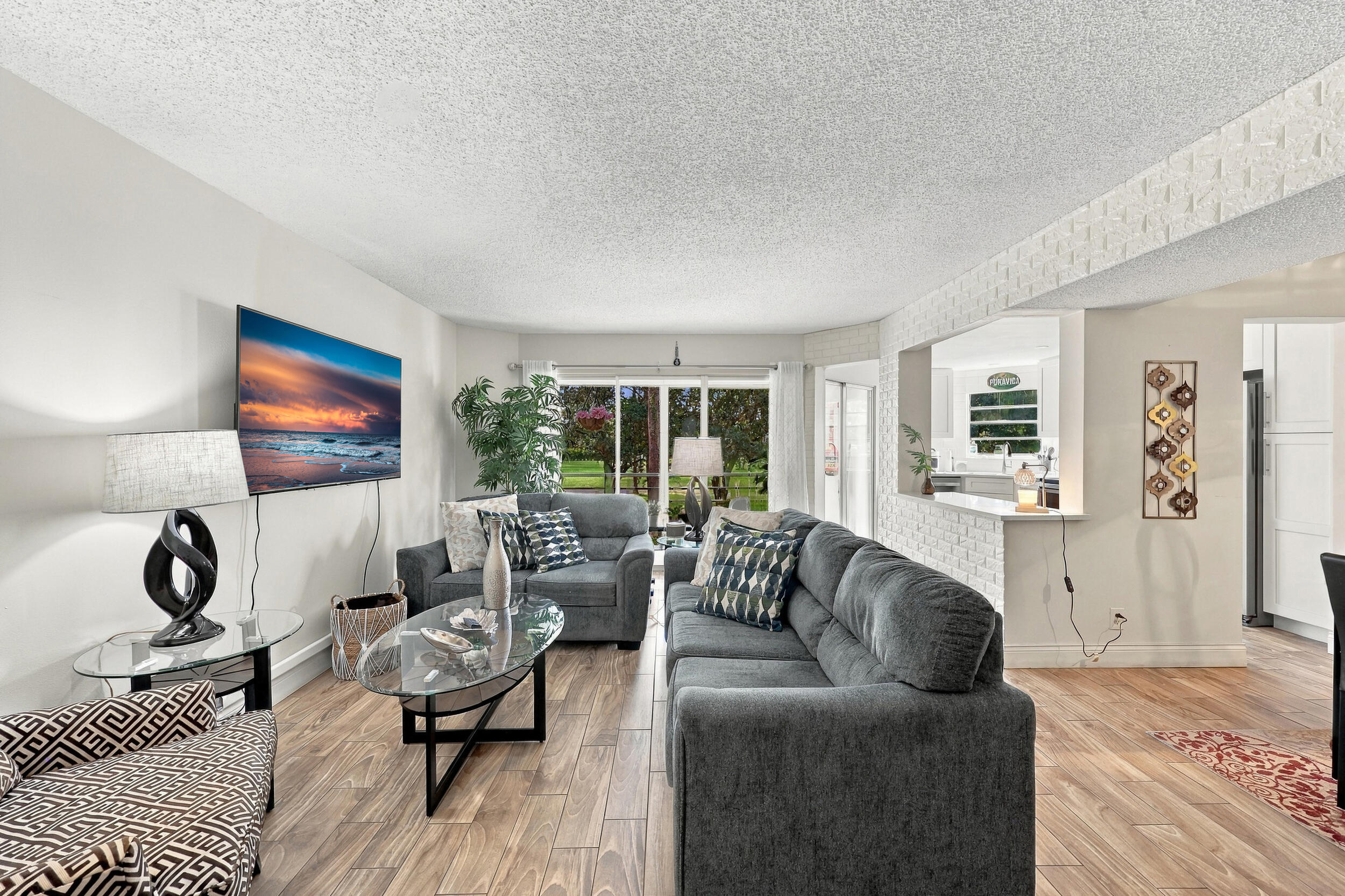 3810 Via Poinciana 202