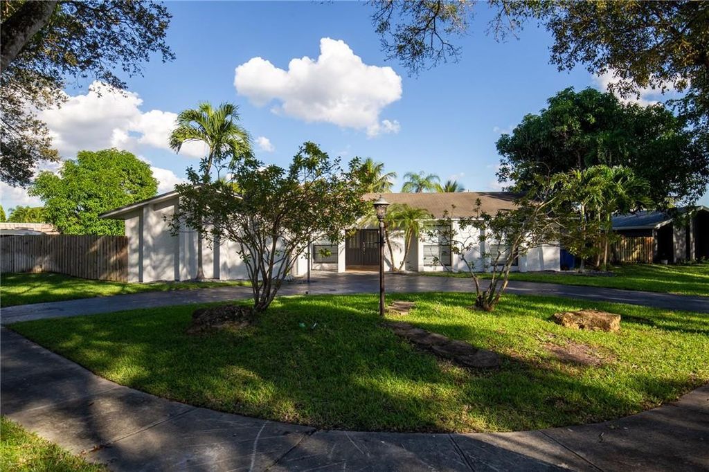 Photo of 5100 SW 104th Avenue, Cooper City, FL 33328 (MLS # B26025909)