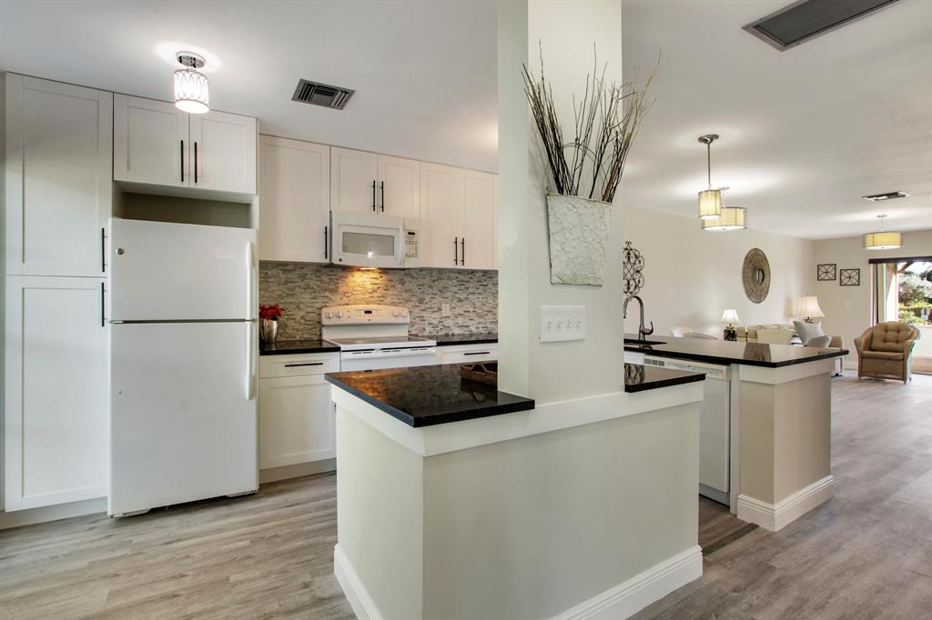 Photo of 13915 Via Aurora #B, Delray Beach, FL 33484 (MLS # R10733636)