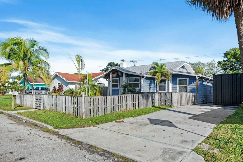Photo of 709 Omar Rd, West Palm Beach, FL 33405 (MLS # F10532341)
