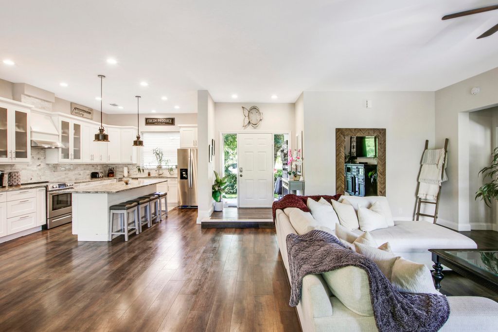 Photo of 706 Warren Drive, Jupiter, FL 33458 (MLS # R10865858)