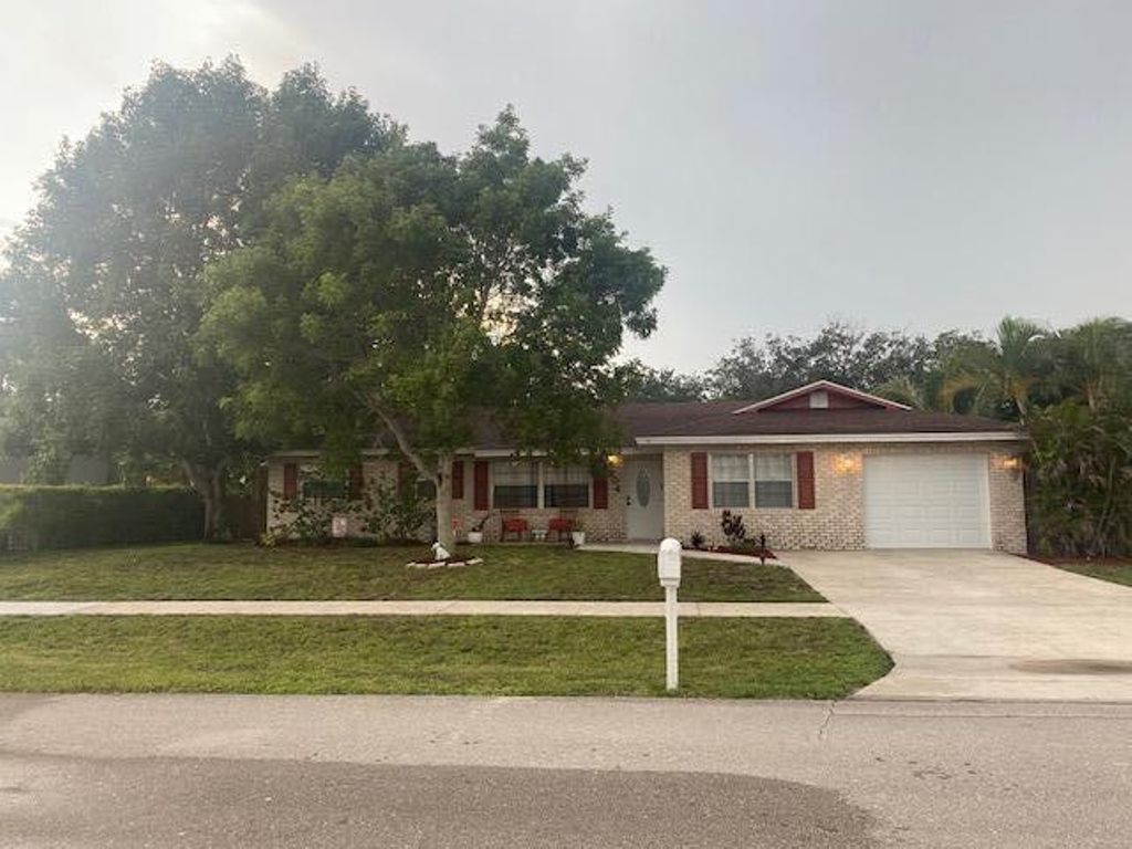 Photo of 304 W Circle West Circle W, Jupiter, FL 33458 (MLS # R10736699)