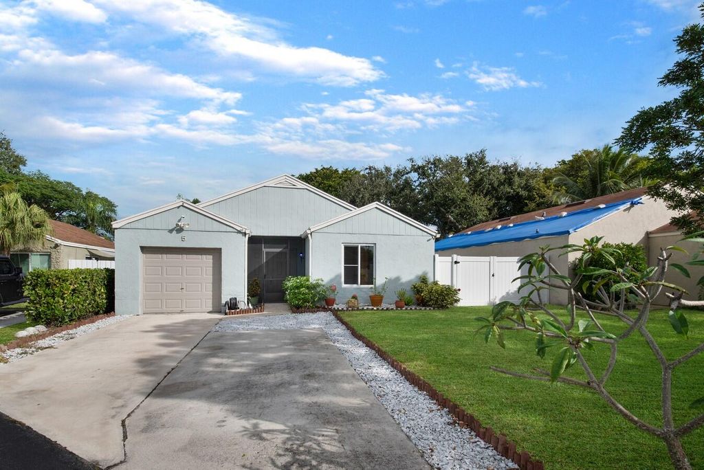 Photo of 5 Cardiff Way, Boynton Beach, FL 33426 (MLS # R10769956)