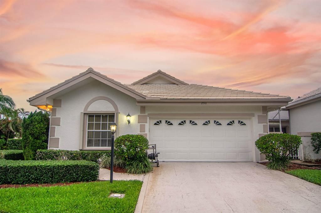 Photo of 290 Canterbury Drive E, Palm Beach Gardens, FL 33418 (MLS # R10726119)