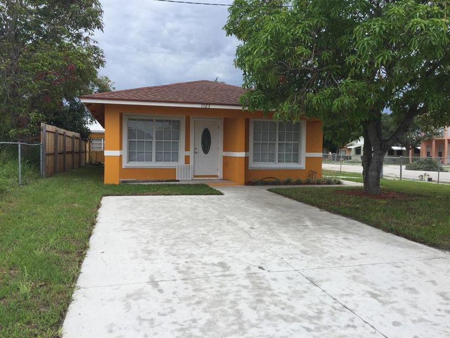 3BR, 2 BA, SEPARATE DR, KITCHEN W/ PASS THRU, LAUNDRY AREA W/ STACKABLE WASHER & DRYER, MBR W/ ENSUITE, PORCH,/PATIO, CENTRAL HVAC, HURRICANE PANELS ALL WINDOWS, ALL NEWER APPLIANCES & MORE.TILED FLOORS THROUGH-OUT