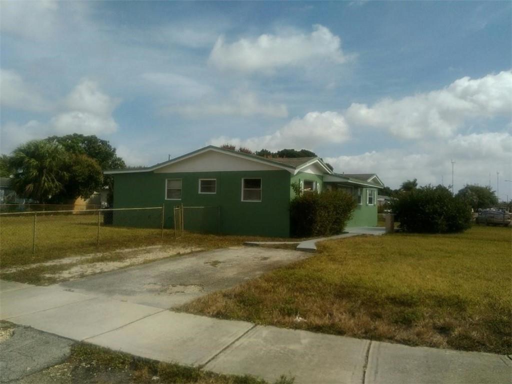 4/2 FOR RENT. OVERSIZE CORNER UNIT. PROPERTY IS VACANT.