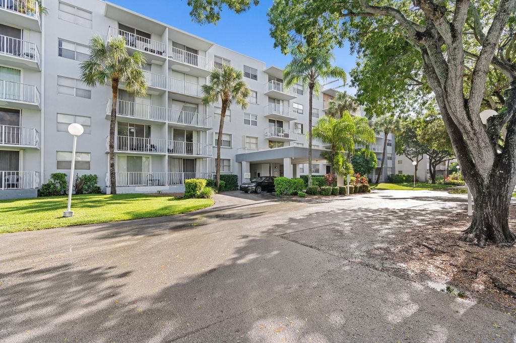 Photo of 470 Executive Center Drive #5k, West Palm Beach, FL 33401 (MLS # B26021624)