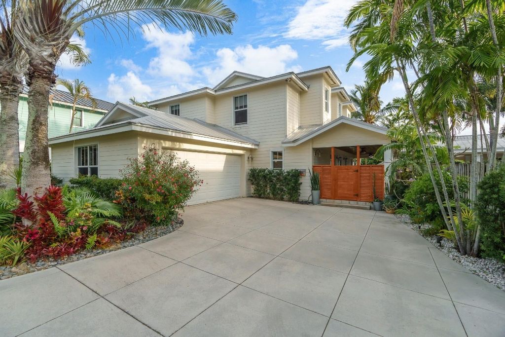 Photo of 114 NE 10th Street, Delray Beach, FL 33444 (MLS # F10491272)