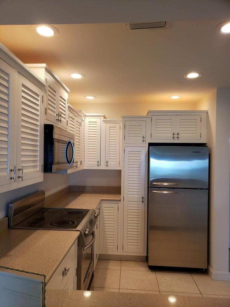 BEACH VILLAS ON HUTCHINSO - Residential Lease