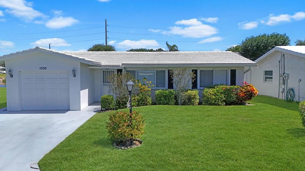 Photo of 1590 SW 14th Avenue, Boynton Beach, FL 33426 (MLS # R10978710)