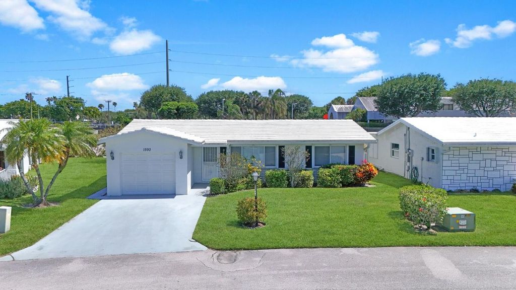 Photo of 1590 SW 14th Avenue, Boynton Beach, FL 33426 (MLS # R10978710)