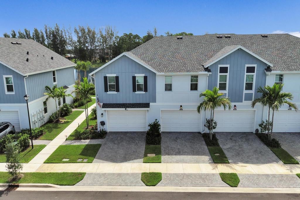 4508 Longwood Lake Square