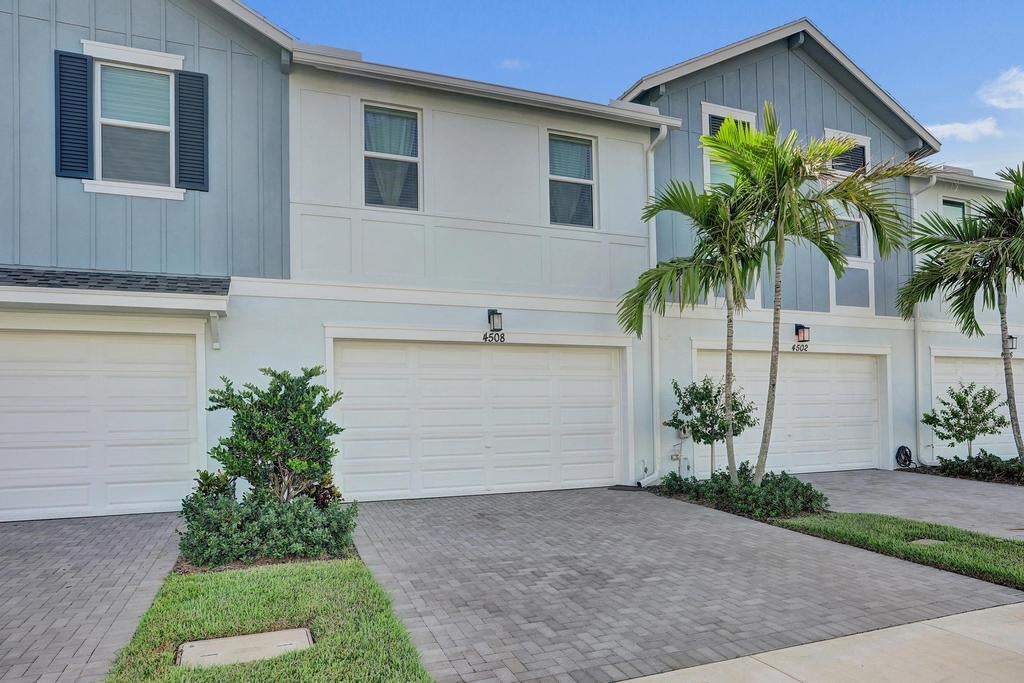 4508 Longwood Lake Square