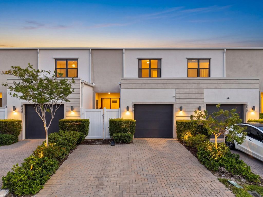 Photo of 527 NW 17th Street, Fort Lauderdale, FL 33311 (MLS # B26026206)