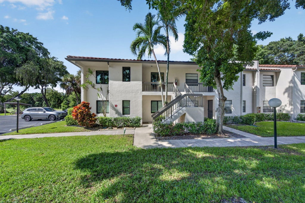 Photo of 21501 JUEGO Circle #29F, Boca Raton, FL 33433 (MLS # B26081110)