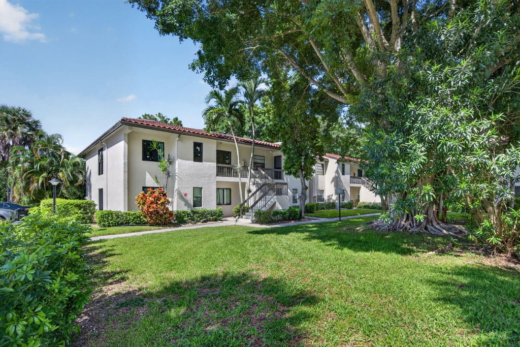 Photo of 21501 JUEGO Circle #29F, Boca Raton, FL 33433 (MLS # B26081110)