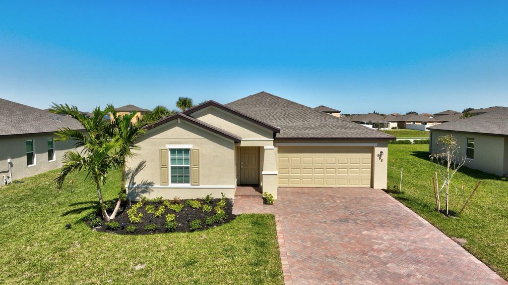 Photo of 988 Bent Creek Drive, Fort Pierce, FL 34947 (MLS # R10962301)