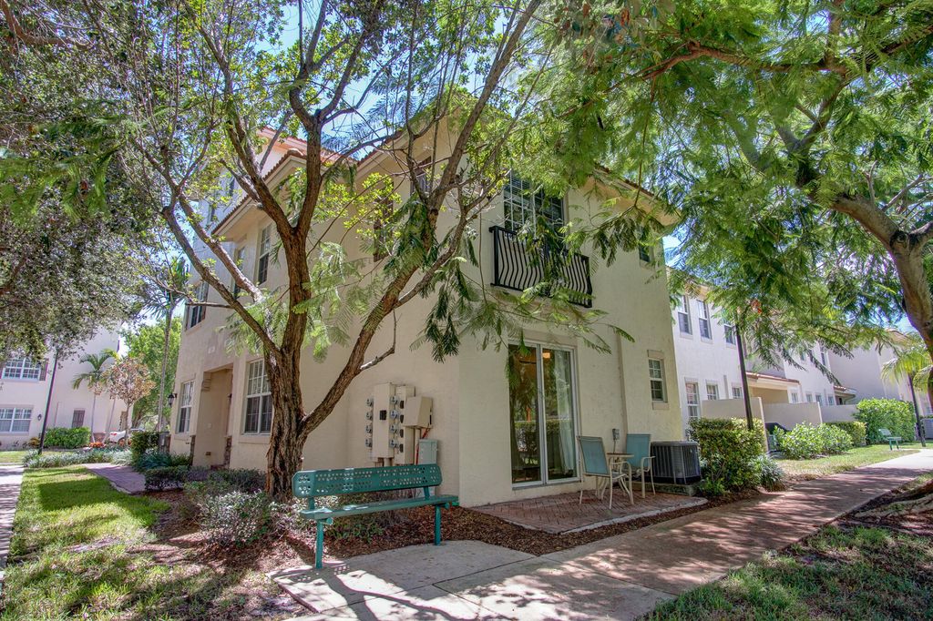 Photo of 1020 E Longport Circle #F2, Delray Beach, FL 33444 (MLS # B26030590)