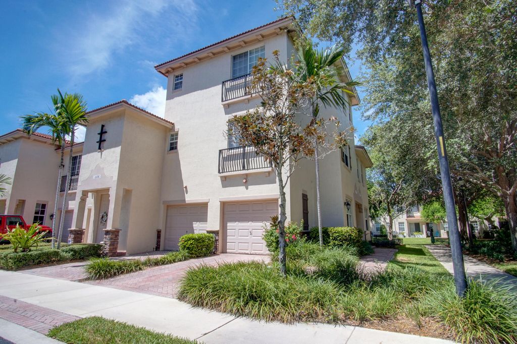 Photo of 1020 E Longport Circle #F2, Delray Beach, FL 33444 (MLS # B26030590)