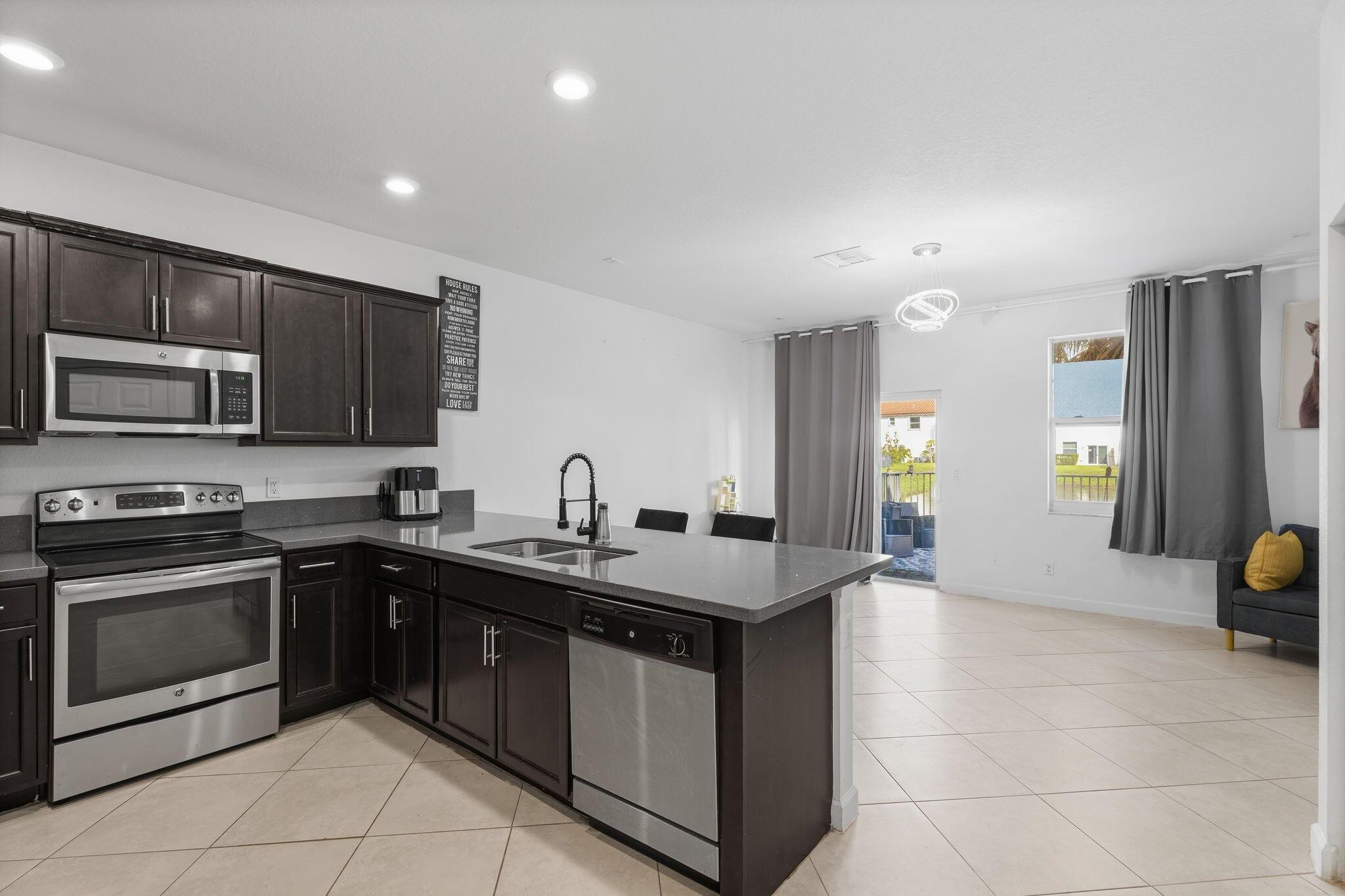 CHARLESTON COMMONS 2 - Residential Lease