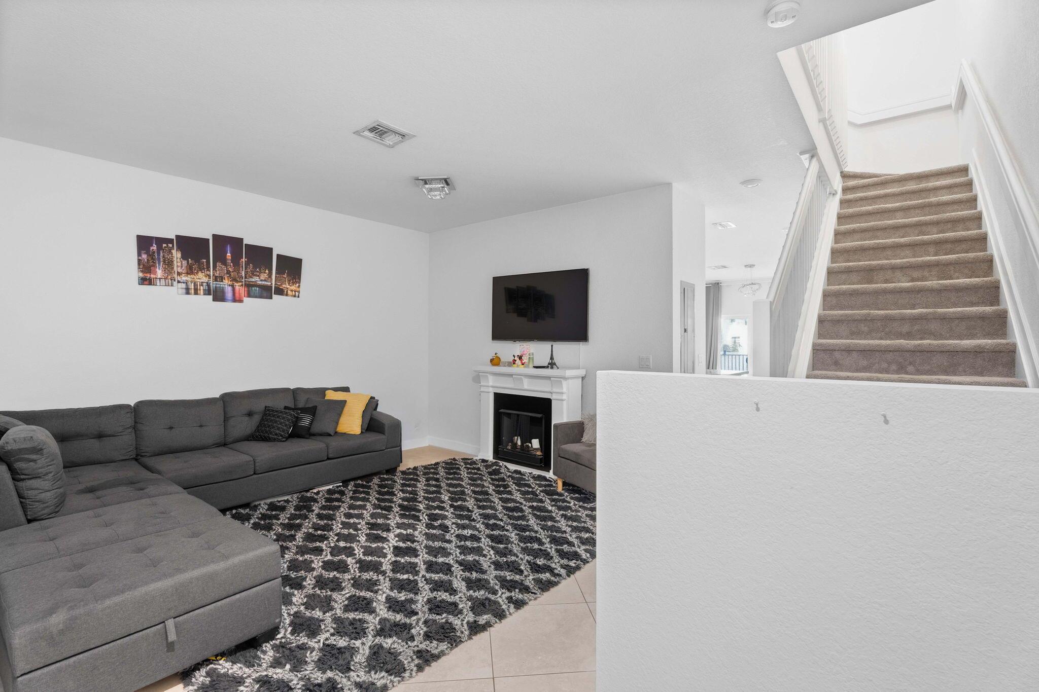 CHARLESTON COMMONS 2 - Residential Lease