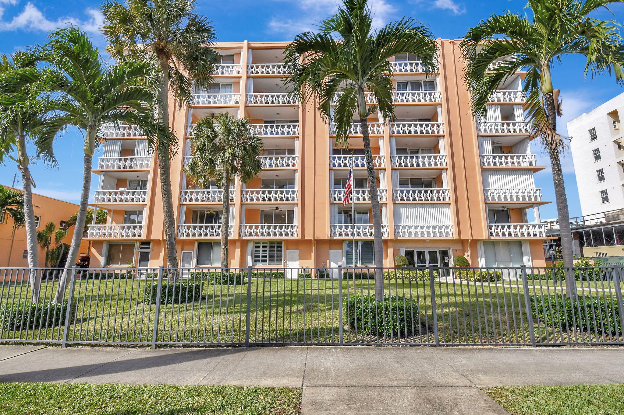 15 S Golfview Road 204