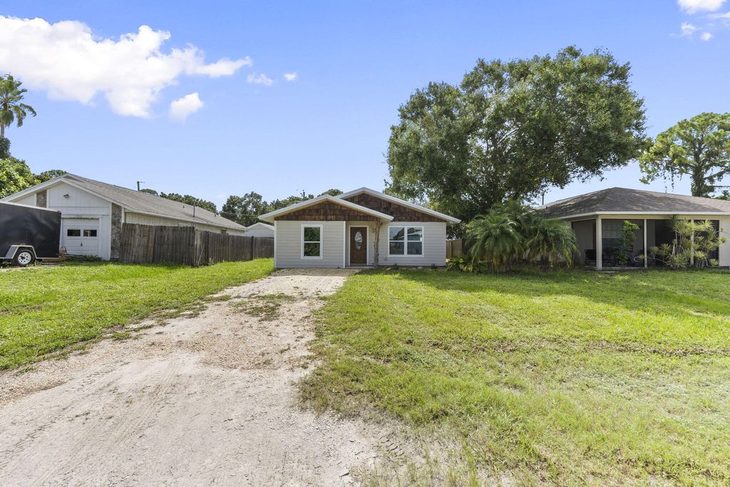 Photo of 1320 21st Avenue SW, Vero Beach, FL 32962 (MLS # R11113612)