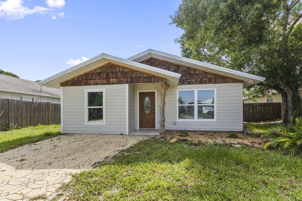 Photo of 1320 21st Avenue SW, Vero Beach, FL 32962 (MLS # R11113612)