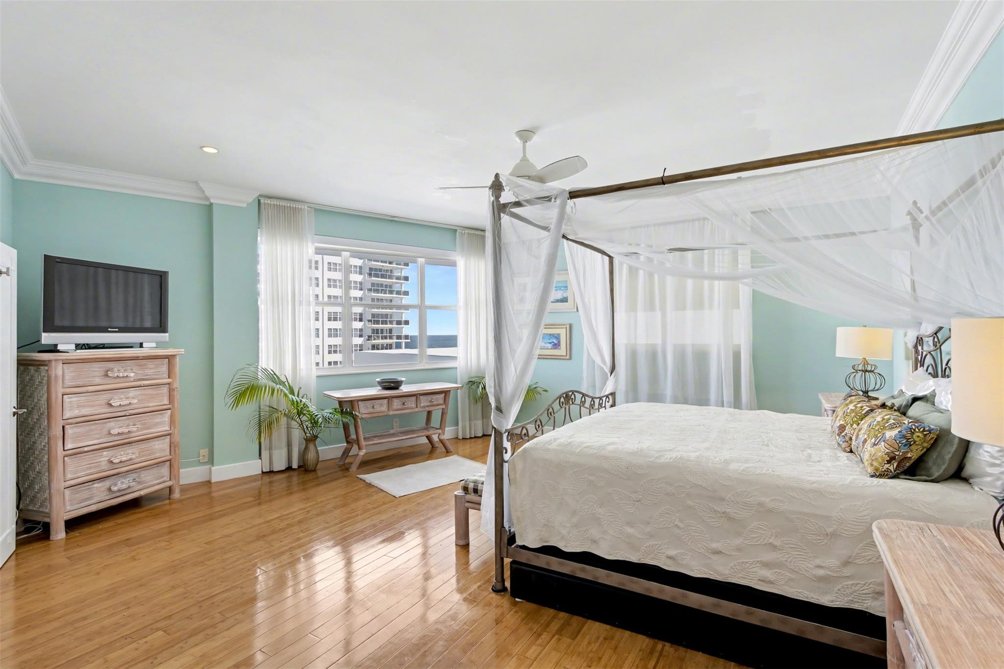 THE COMMODORE CONDOMINIUM - Residential