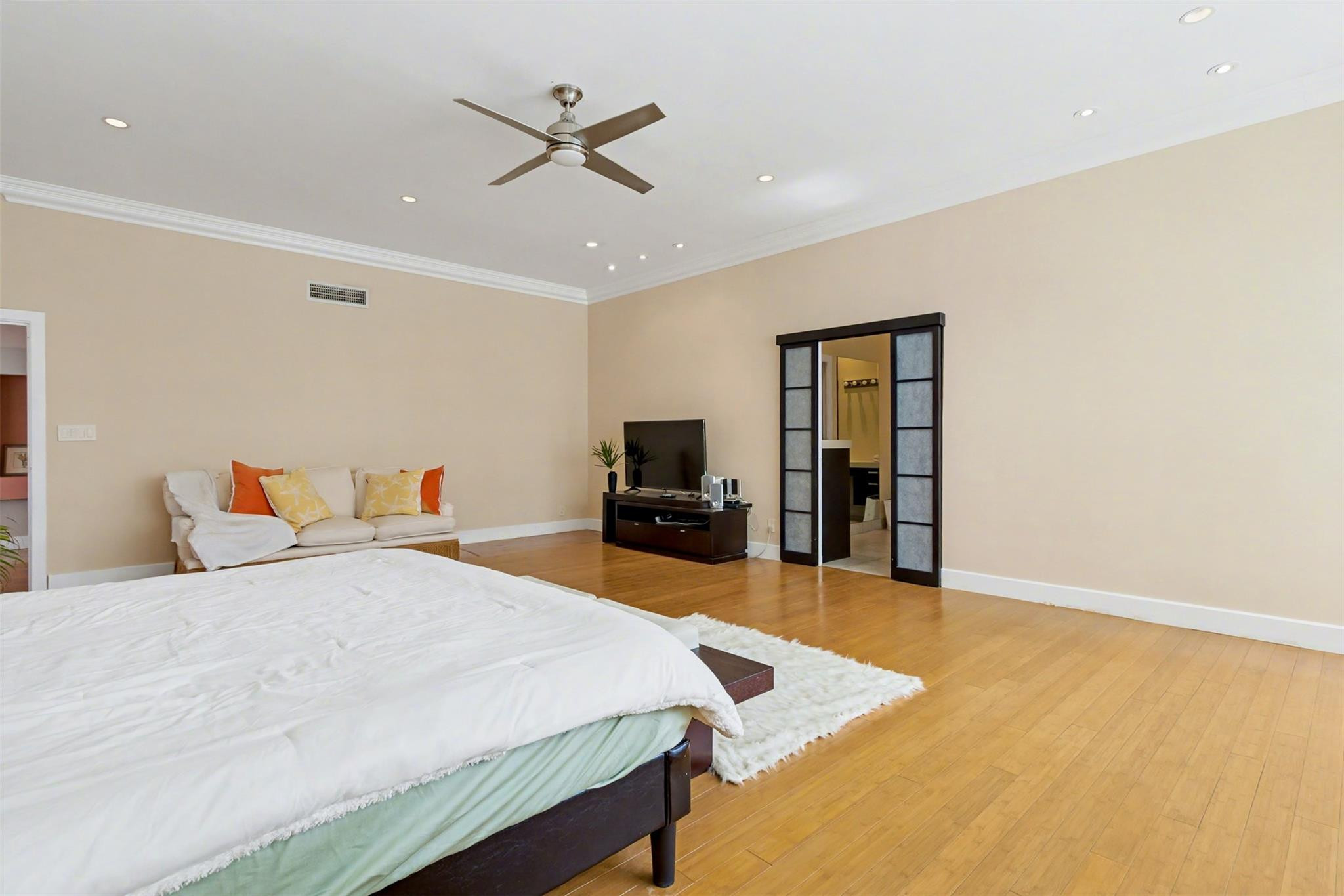 THE COMMODORE CONDOMINIUM - Residential