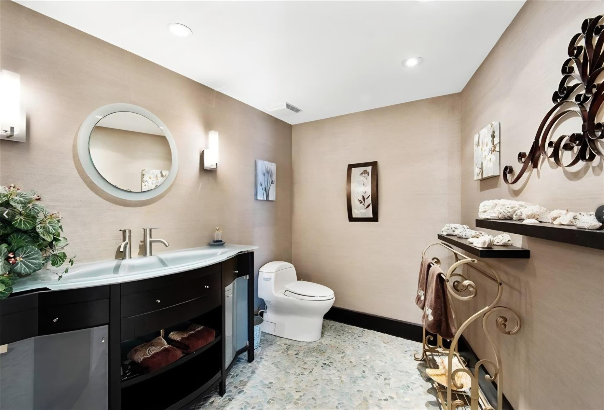 THE COMMODORE CONDOMINIUM - Residential