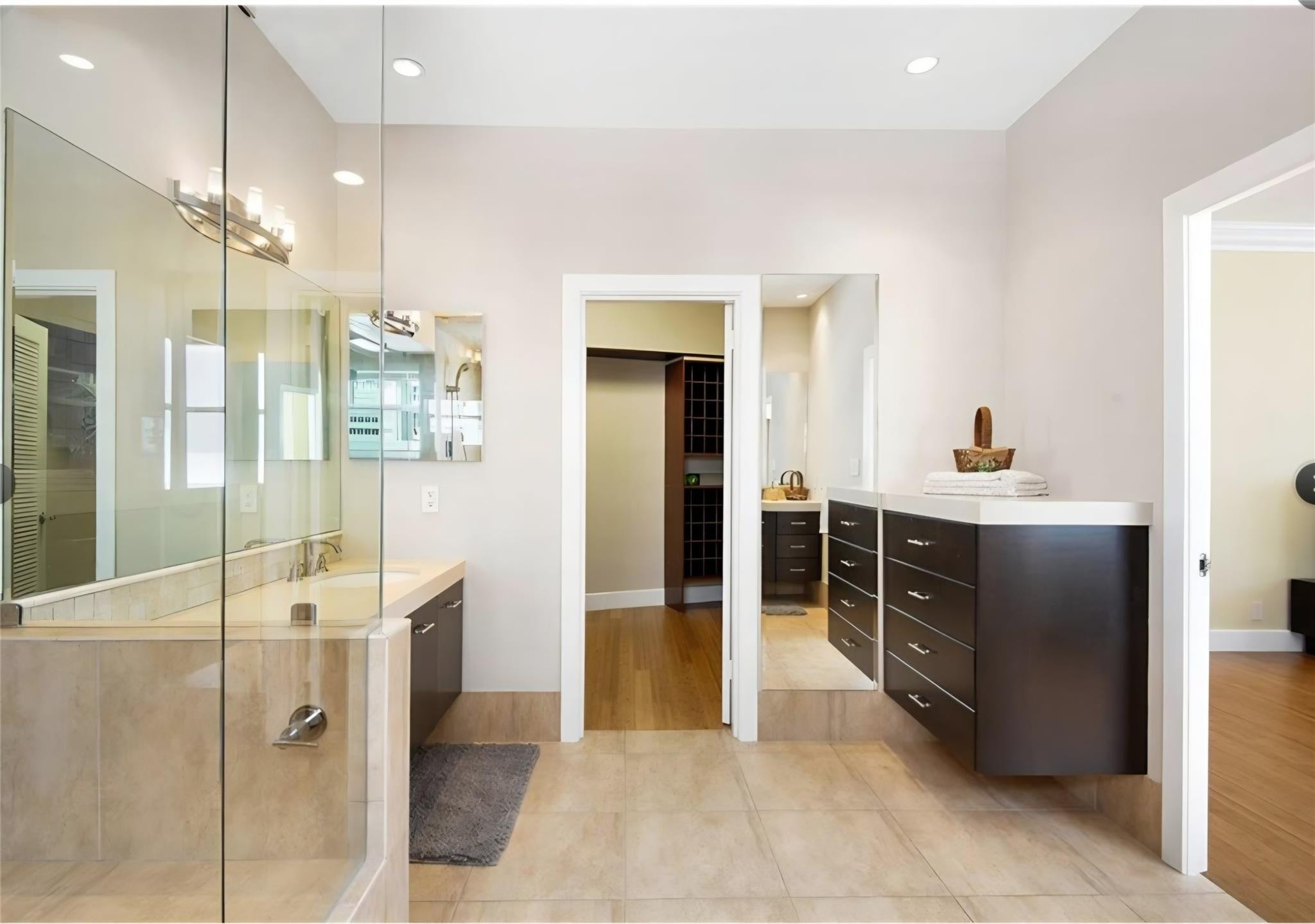 THE COMMODORE CONDOMINIUM - Residential