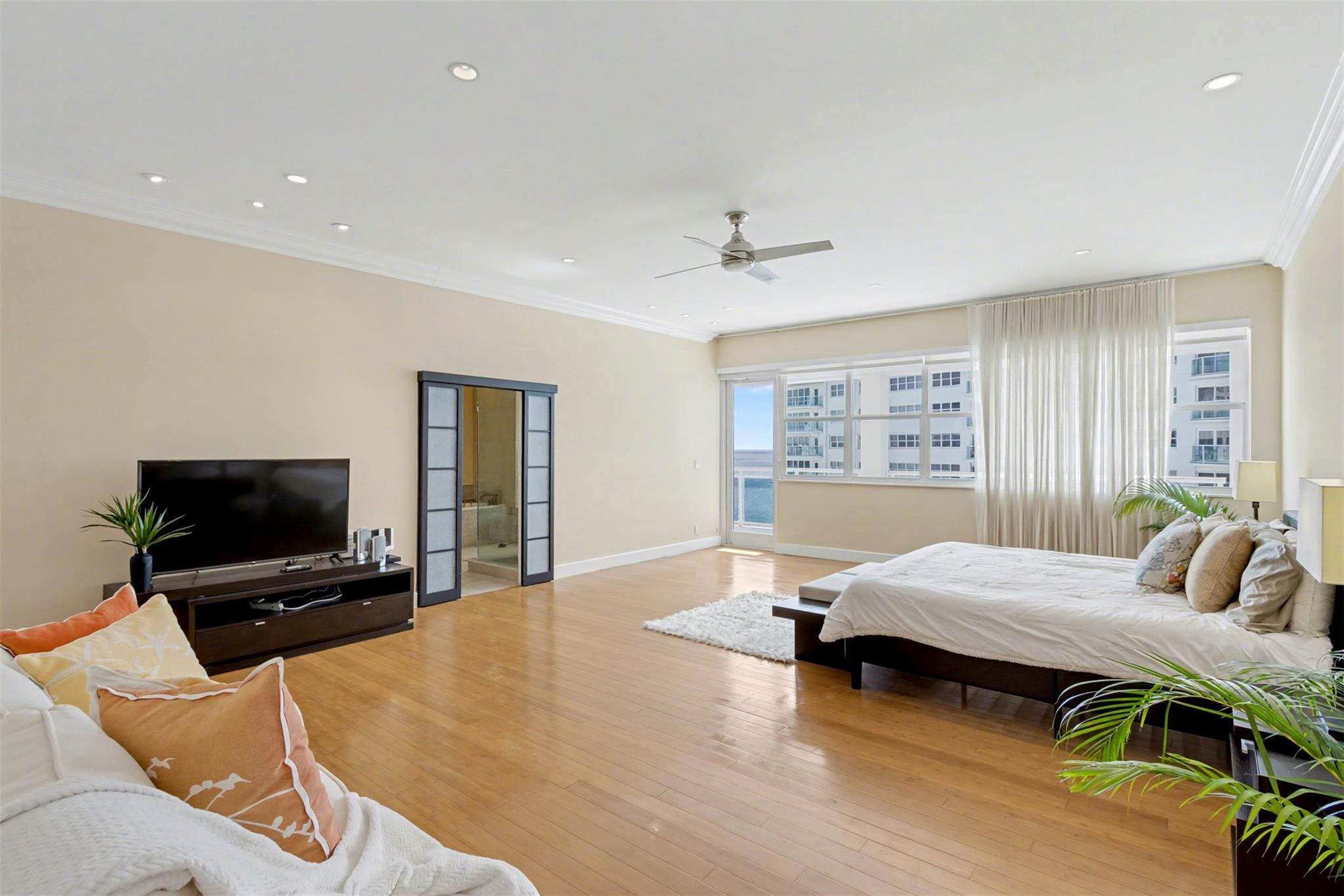 THE COMMODORE CONDOMINIUM - Residential