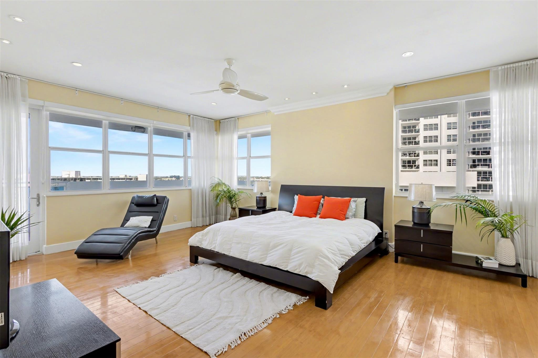 THE COMMODORE CONDOMINIUM - Residential