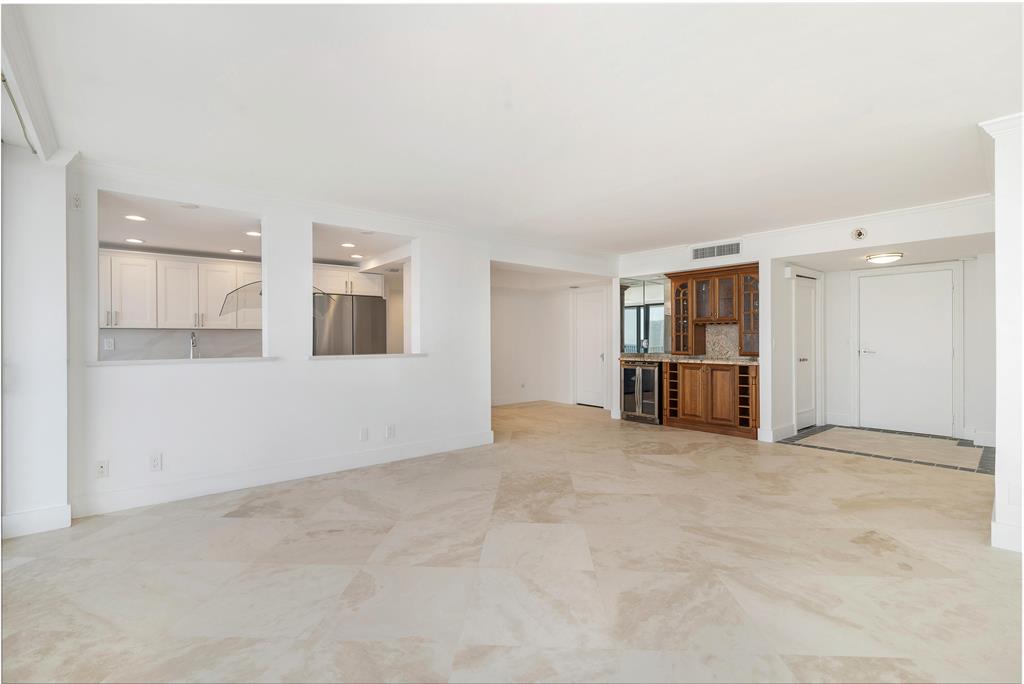 MAYFAIR HOUSE CONDO - Residential
