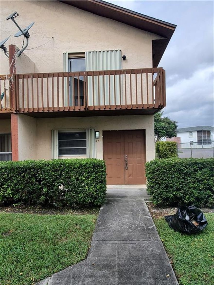 2/1/1 TOWN HOME WOOD KITCHEN CABINETS, GRANITE COUNTERTOP, LAMINATE FLOORS UPSTAIRS, TILES FLOORS FIRST FLOOR, STAINLESS STEAL APPLIANCES, GREAT COMMUNITY. FAST APPROVAL LESS THAN A WEEK. MINIMUM CREDIT SCORE 650