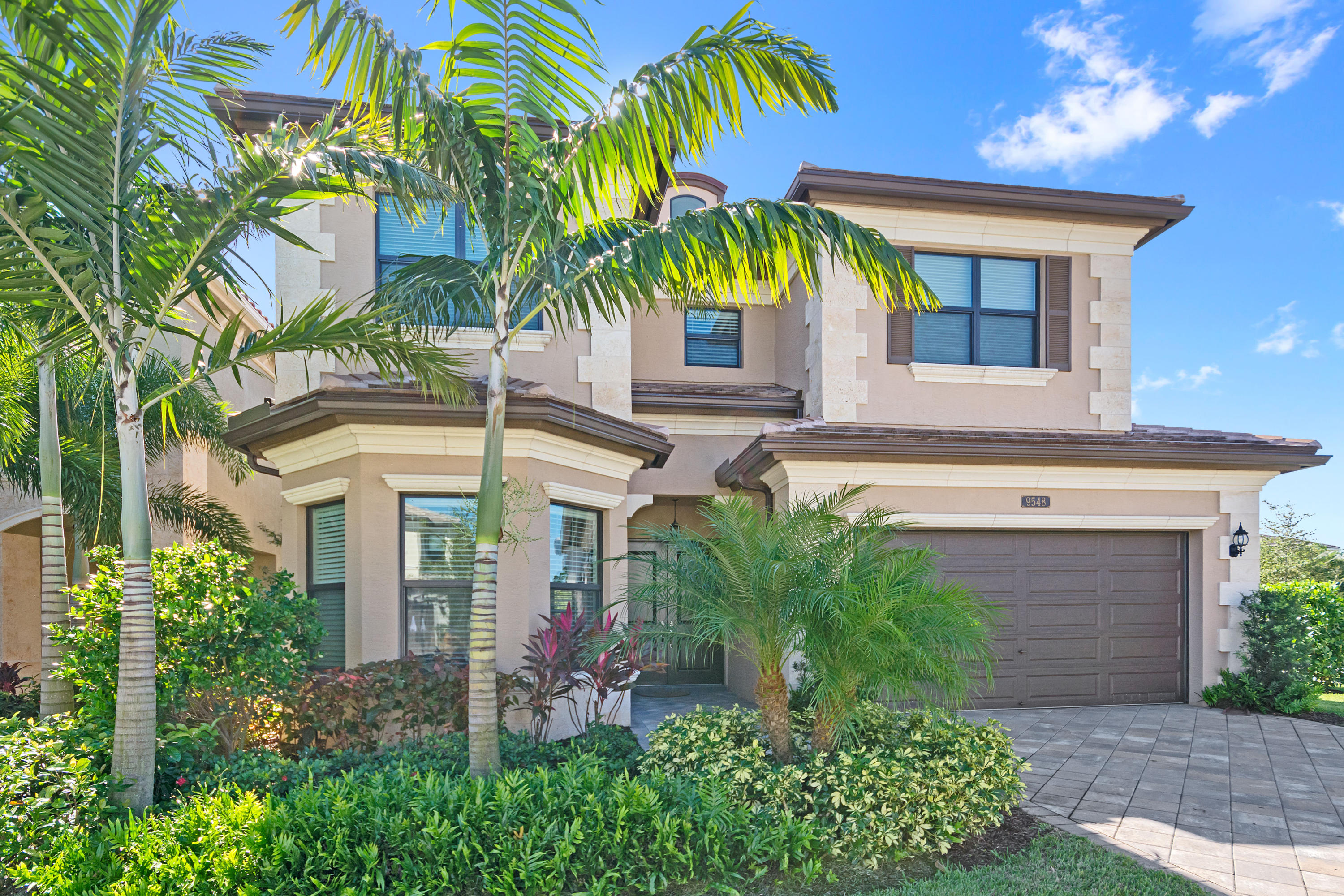 GORGEOUS 5 BEDROOM HOME AT SEVEN BRIDGES!! A VERY BRIGHT HOUSE, HIGH CEILING, MASTER BEDROOM UPSTAIRS, CABANA BATH. BIG CORNER LOT, VERY PRIVATE. AMAZING CLUBHOUSE IN A RESORT STYLE INCLUDING RESTAURANT, GYM, PLAYROOM, INDOOR AND OUTDOOR BASKETBALL COURTS, POOL, WATER PARK FOR KIDS, 13 TENNIS COURTS. MUST SEE IT!!!!!!!