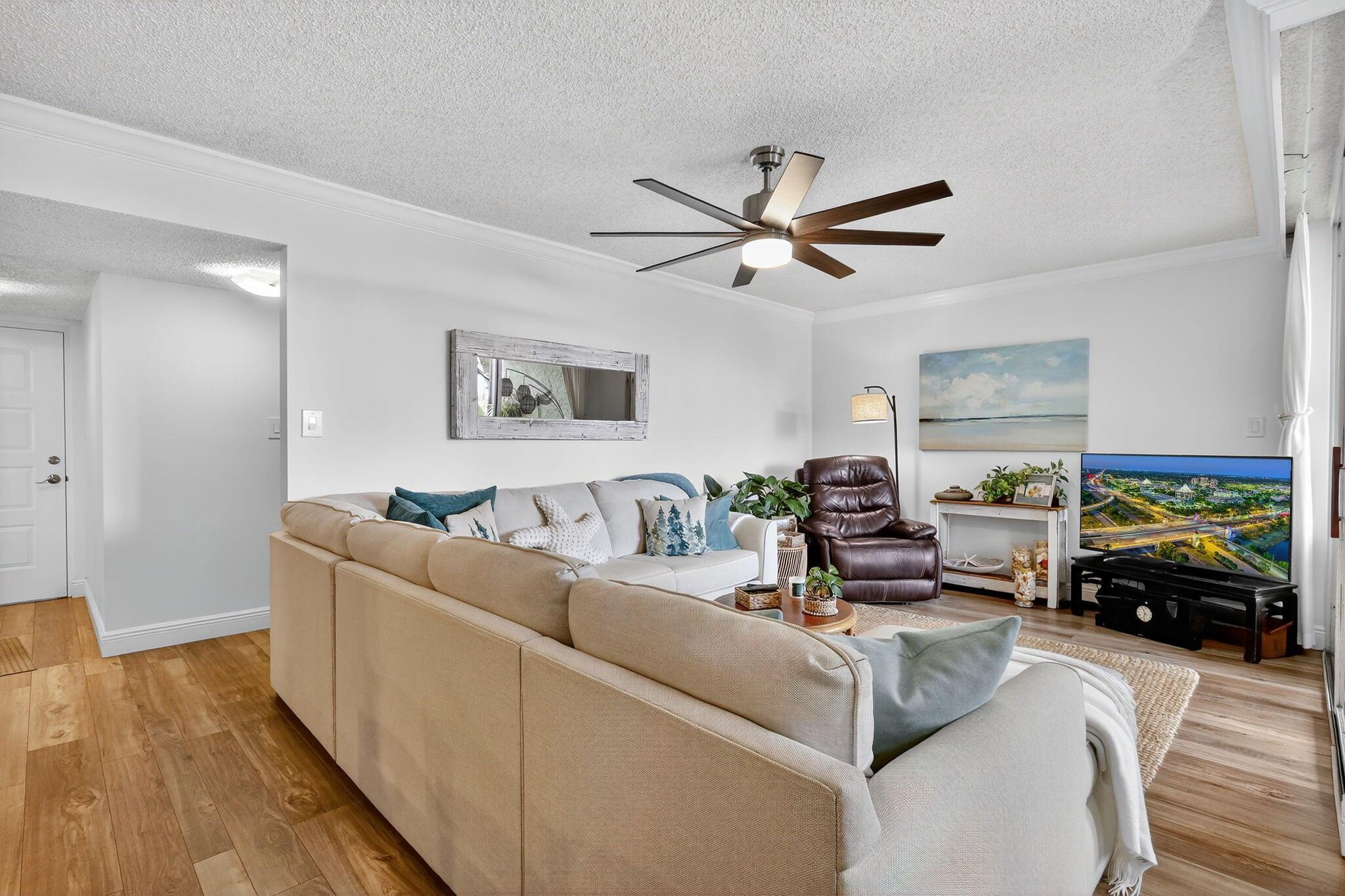 1915 Lavers Circle E207