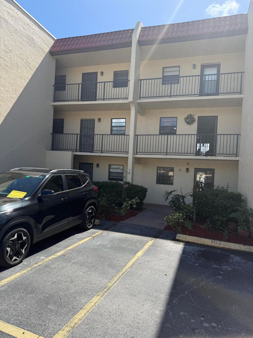 GREAT CONDO NEAR SHOOPING I95 & TURNPIKE, BEACHES LESS THAN 15 MINUITES AWAY. GATED COMMUNITY VIEW OF POND, VERY PRIVATE AREA. THIS IS A FANNIE NAE HOME PATH PROPERTY.