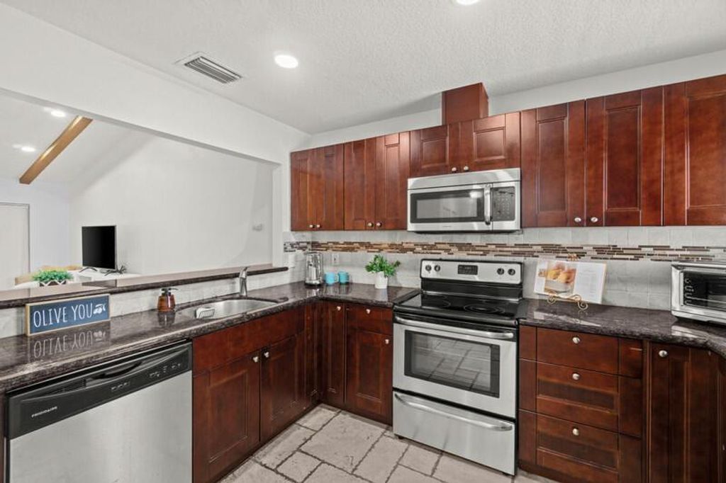 Photo of 21701 Altamira Avenue, Boca Raton, FL 33433 (MLS # R11091350)